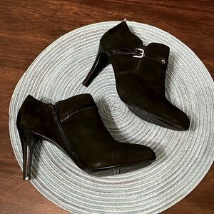 Nine West Suede Booties Sz 6 1/2 Excellent Condition Barely Worn !